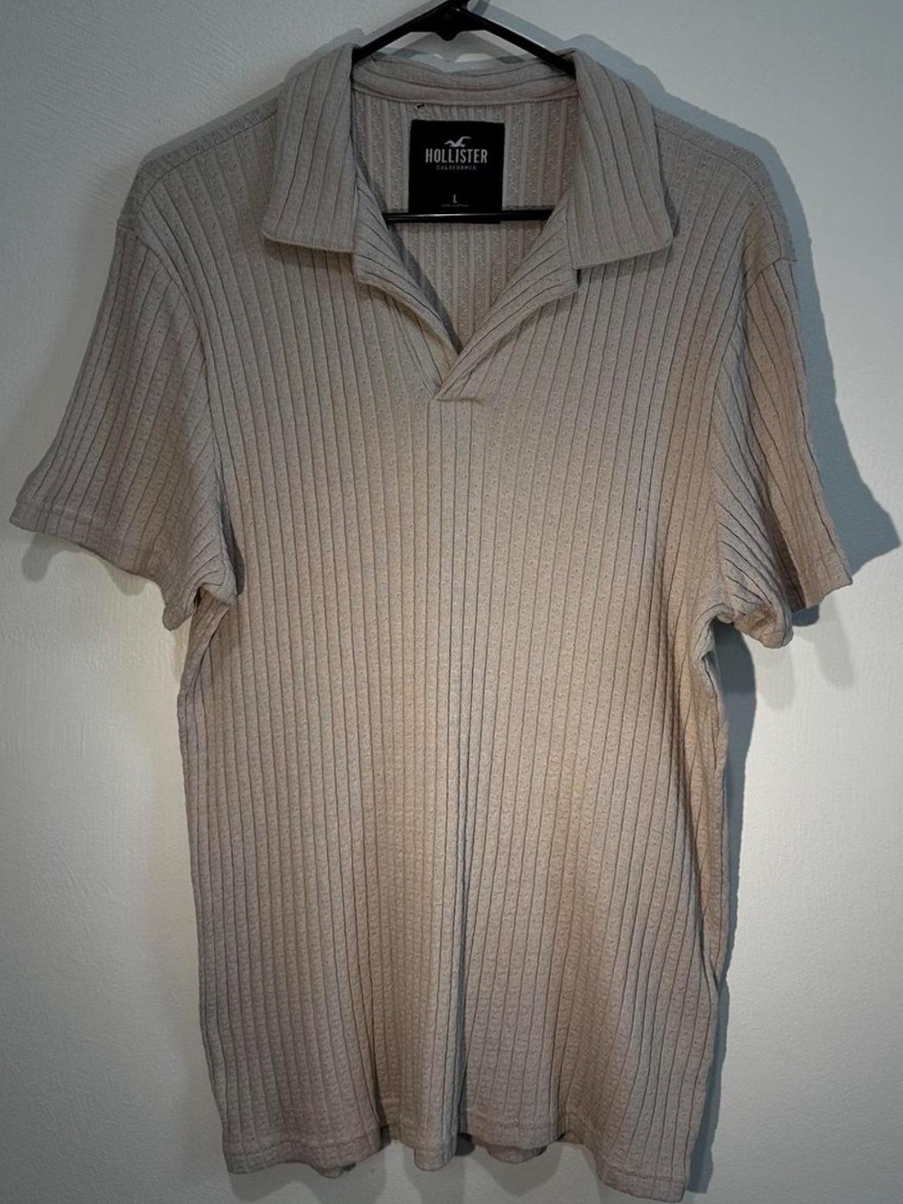 Hollister Men’s Ribbed Short Sleeve Polo in Light Beige